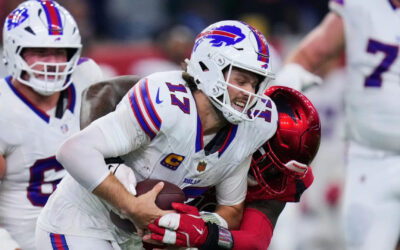 Los Texans consiguieron 8 capturas de mariscal y Calen Bullock forzó 3 pérdidas de balón en la victoria de Houston por 23-19 sobre los Bills