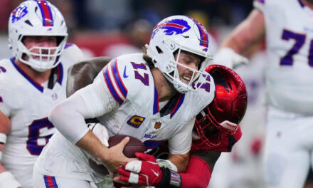 Los Texans consiguieron 8 capturas de mariscal y Calen Bullock forzó 3 pérdidas de balón en la victoria de Houston por 23-19 sobre los Bills
