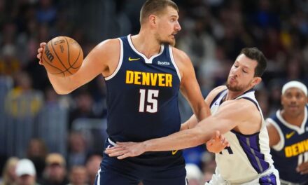 Jokic anota 34 puntos, su mejor marca de la temporada, para liderar a los Nuggets en la victoria sobre los Kings por 130-124