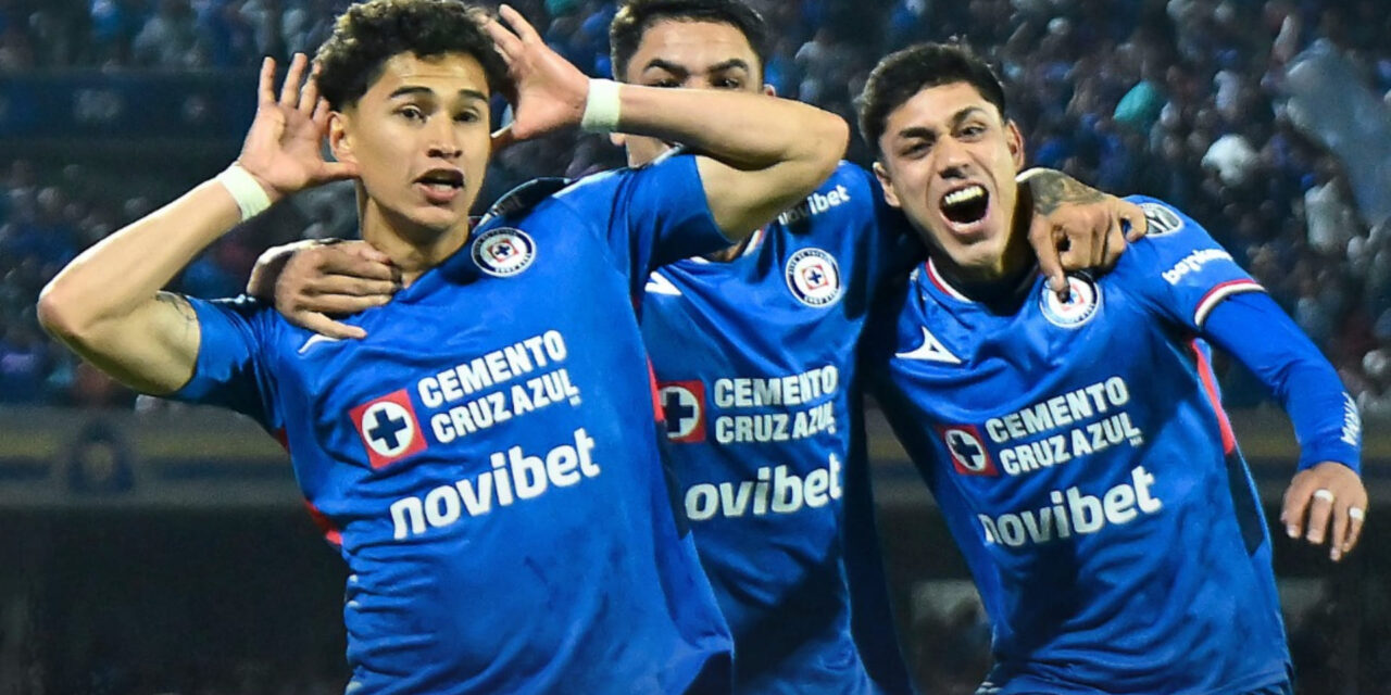 Con penal fallado de Chicharito, Cruz Azul vence a Chivas