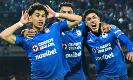 Con penal fallado de Chicharito, Cruz Azul vence a Chivas
