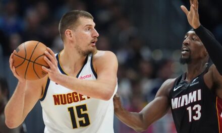 Triple-doble de Nikola Jokic lleva a los Nuggets a victoria de 122-112 sobre el Heat