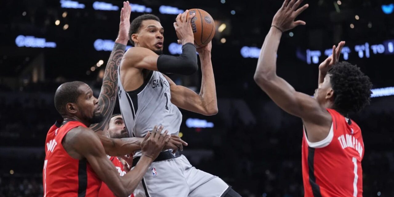 Barnes y Wembanyama lideran a los Spurs a una victoria por 121-110 sobre los Rockets en el primer partido de la NBA Cup entre ambos equipos.