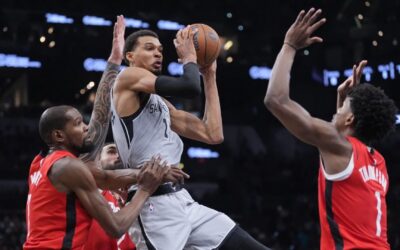Barnes y Wembanyama lideran a los Spurs a una victoria por 121-110 sobre los Rockets en el primer partido de la NBA Cup entre ambos equipos.