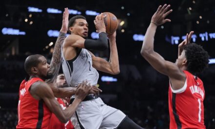 Barnes y Wembanyama lideran a los Spurs a una victoria por 121-110 sobre los Rockets en el primer partido de la NBA Cup entre ambos equipos.