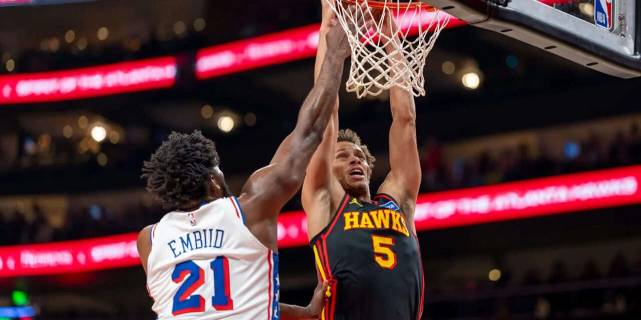 Dyson Daniels y Onyeka Okongwu lideran a los Hawks ante los 76ers, 120-117
