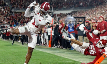 Alabama remonta un déficit de 17 puntos y vence a Oklahoma 34-24 en los playoffs de fútbol americano universitario.