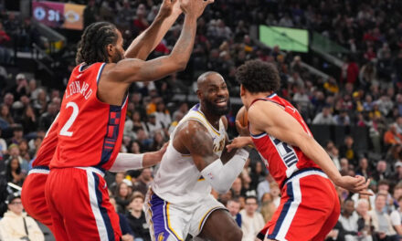 Leonard anota 32, su máximo de la temporada, y Clippers vencen 103-88 a Lakers