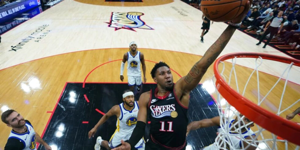 Edgecombe anota y Maxey bloquea para que 76ers derroten a Warriors diezmados