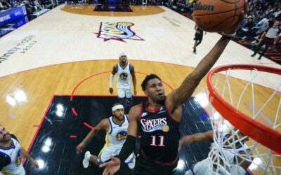 Edgecombe anota y Maxey bloquea para que 76ers derroten a Warriors diezmados