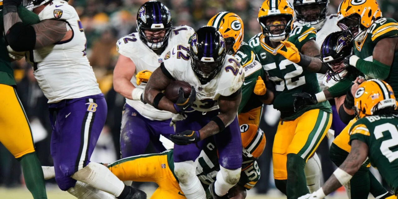 Gracias a actuación magistral de Henry, Ravens siguen con vida al vencer 41-24 a Packers