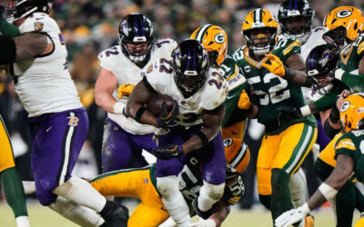 Gracias a actuación magistral de Henry, Ravens siguen con vida al vencer 41-24 a Packers