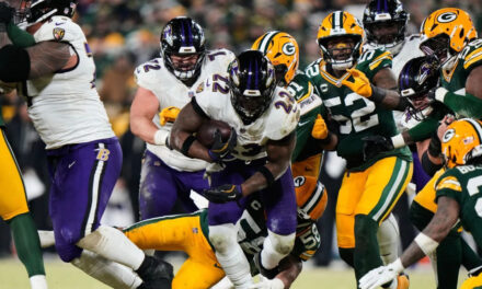 Gracias a actuación magistral de Henry, Ravens siguen con vida al vencer 41-24 a Packers