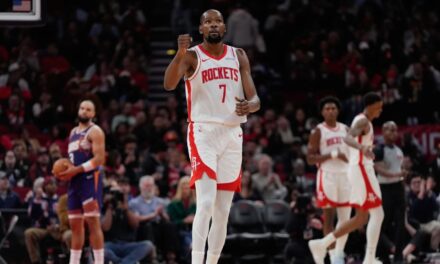 Durant alcanza los 31.000 puntos en su carrera y los Rockets dominan a los Suns