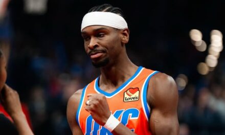 Gilgeous-Alexander anota 28 puntos y el Thunder iguala el récord de la NBA de mejor comienzo con una paliza de 138-89 a los Suns.