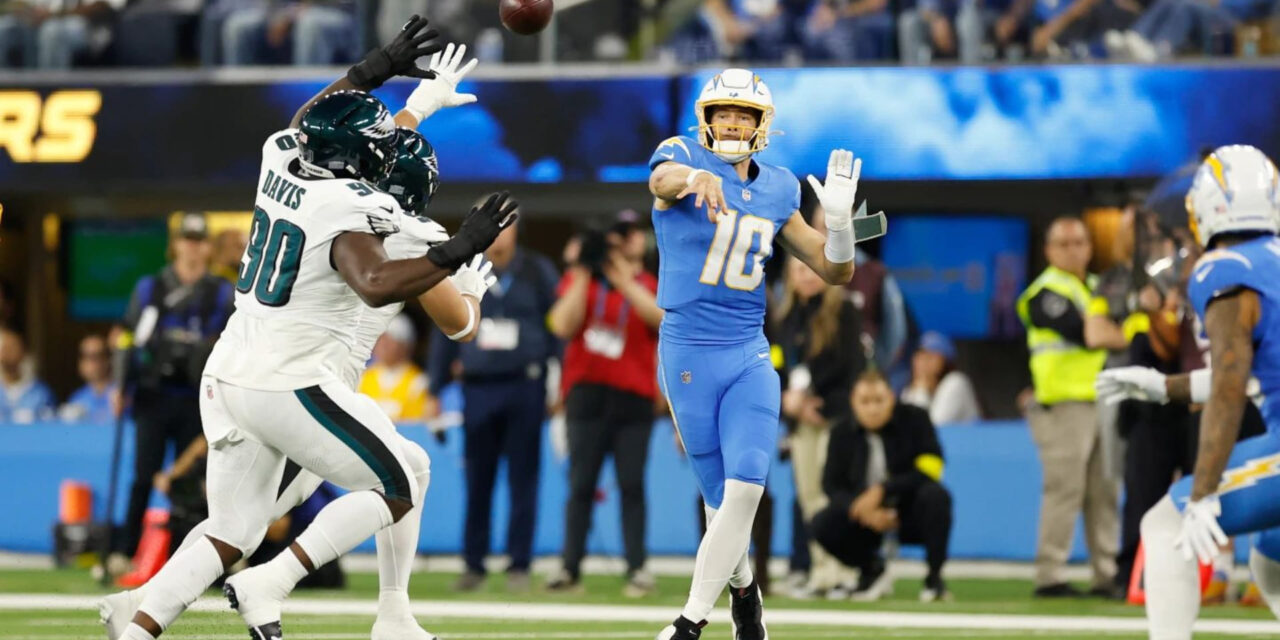 Con cinco goles de campo de Dicker y cuatro intercepciones a Hurts, Chargers ganan 22-19 a Eagles