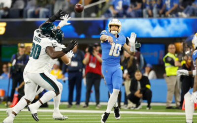 Con cinco goles de campo de Dicker y cuatro intercepciones a Hurts, Chargers ganan 22-19 a Eagles