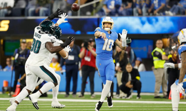 Con cinco goles de campo de Dicker y cuatro intercepciones a Hurts, Chargers ganan 22-19 a Eagles