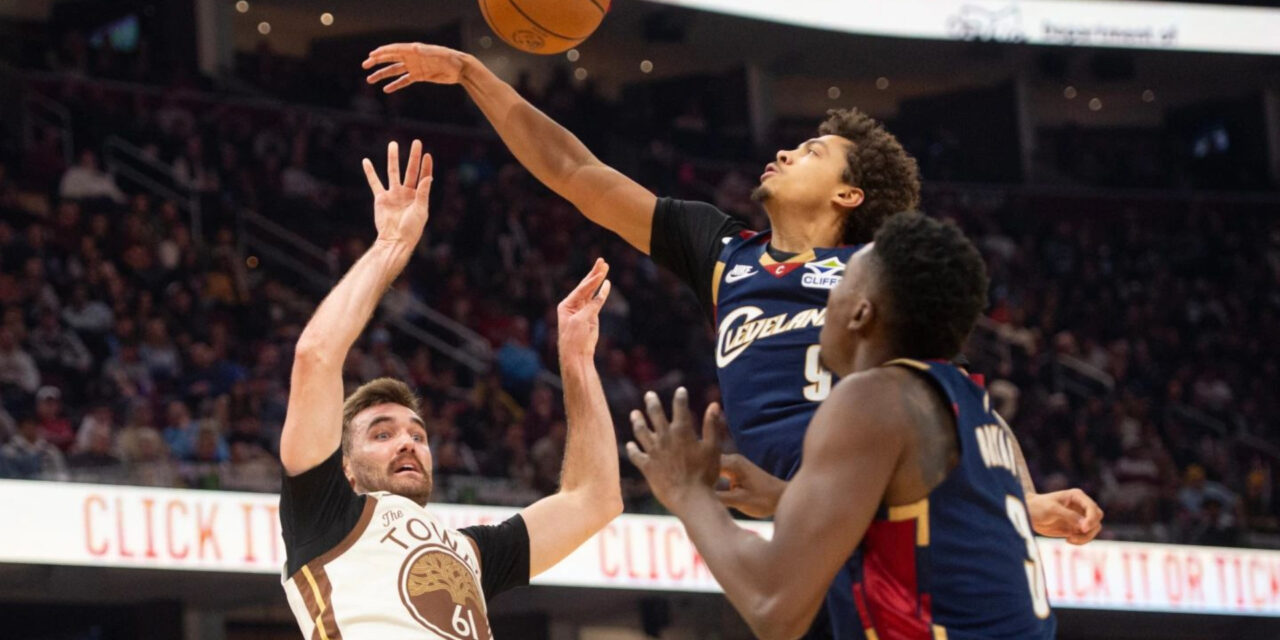 Pat Spencer anota 19 puntos, el máximo de su carrera, en su primera apertura en la NBA y los Warriors vencen a los Cavaliers por 99-94