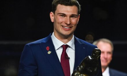 Fernando Mendoza gana el Trofeo Heisman como el mejor jugador de fútbol americano universitario