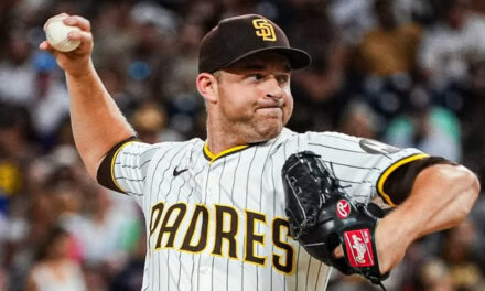 Michael King se queda en los Padres tras acordar por tres años