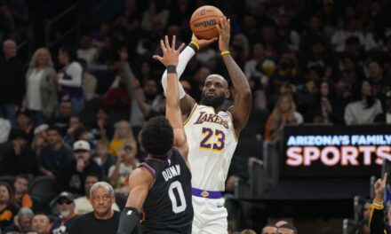 LeBron James anota dos tiros libres clave y Lakers vencen 116-114 a Suns tras dejar ir ventaja de 20