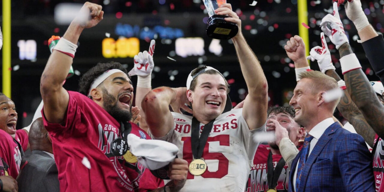 El n.° 2 Indiana vence al n.° 1 Ohio St. por 13-10 para poner fin a la sequía de títulos de la Big Ten y asegurar el primer puesto en los playoffs.