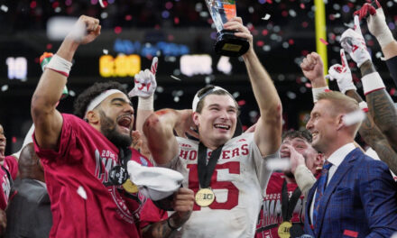 El n.° 2 Indiana vence al n.° 1 Ohio St. por 13-10 para poner fin a la sequía de títulos de la Big Ten y asegurar el primer puesto en los playoffs.