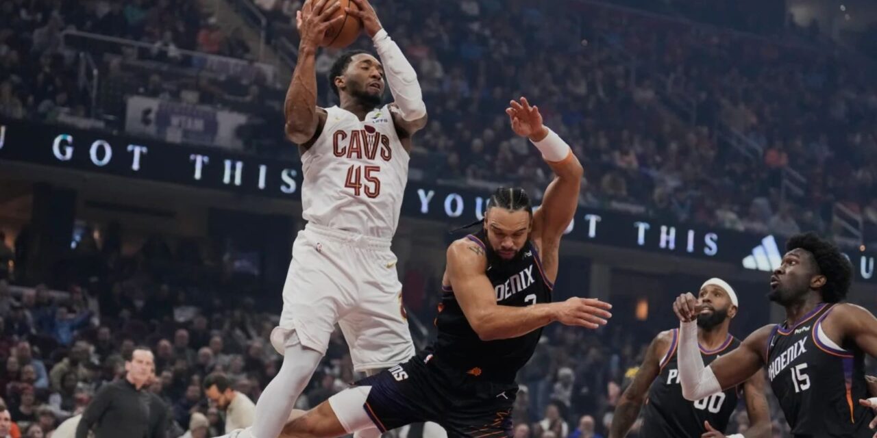 Donovan Mitchell anota 34 puntos y lleva a los Cavaliers a la victoria 129-113 sobre los Suns