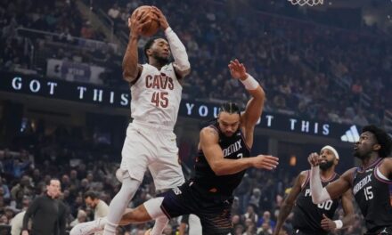 Donovan Mitchell anota 34 puntos y lleva a los Cavaliers a la victoria 129-113 sobre los Suns