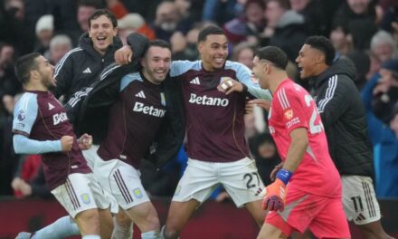 Aston Villa sorprende y vence al Arsenal con un gol tardío de Emiliano Buendía