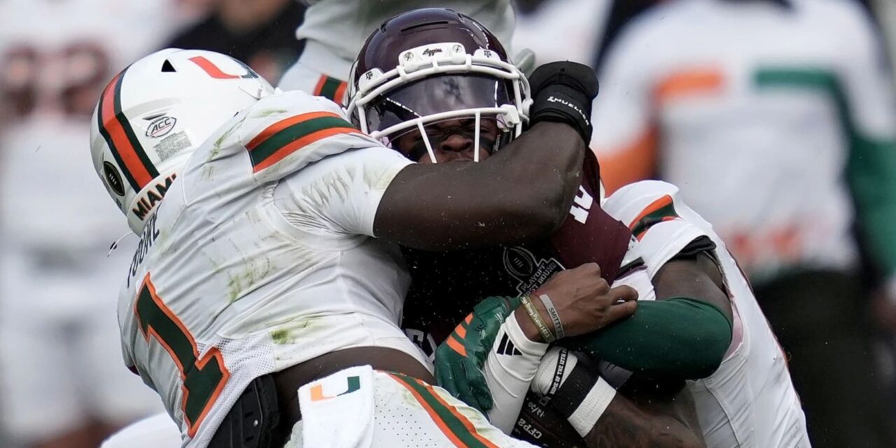 El estudiante de primer año de Miami, Malachi Toney, se redime con un touchdown ganador en la victoria por 10-3 sobre Texas A&M