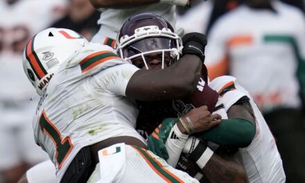 El estudiante de primer año de Miami, Malachi Toney, se redime con un touchdown ganador en la victoria por 10-3 sobre Texas A&M
