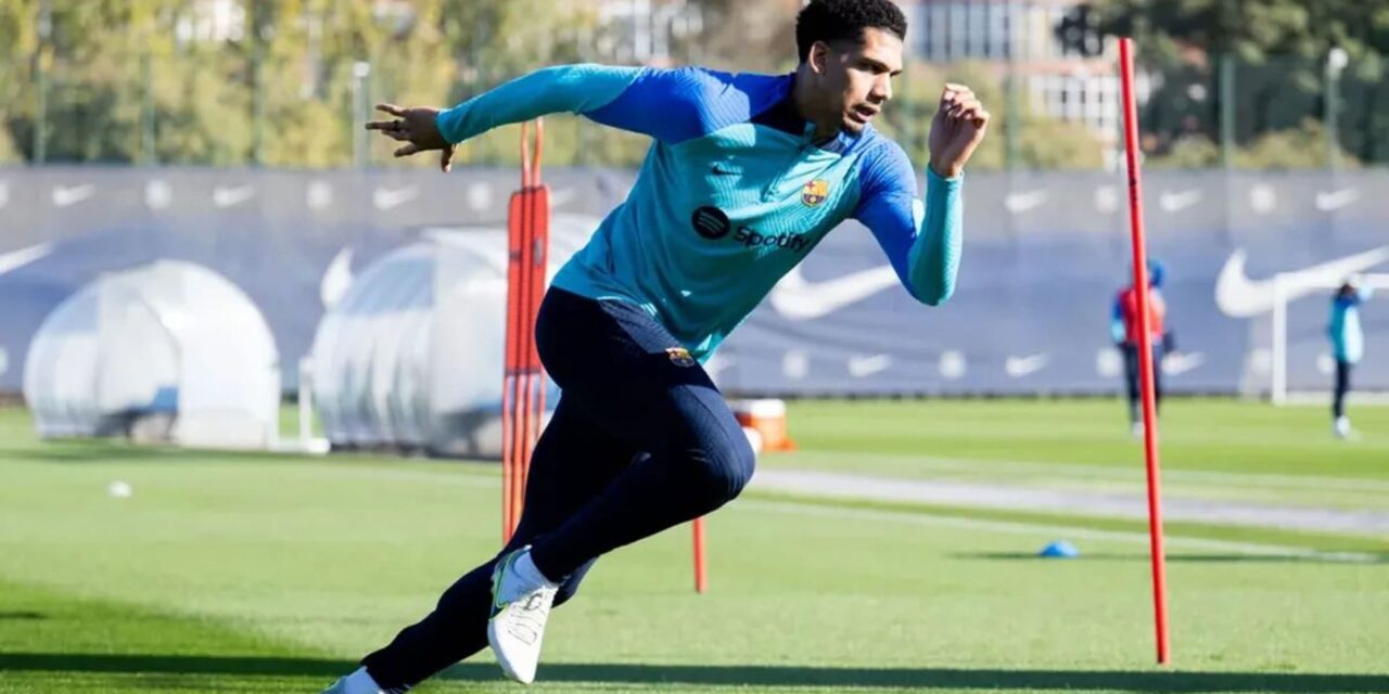 Flick asegura que Araujo no jugará ante el Atlético por «una situación privada»