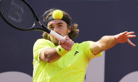 Tsitsipas cambia de raqueta para regresar al top ten