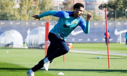 Flick asegura que Araujo no jugará ante el Atlético por «una situación privada»