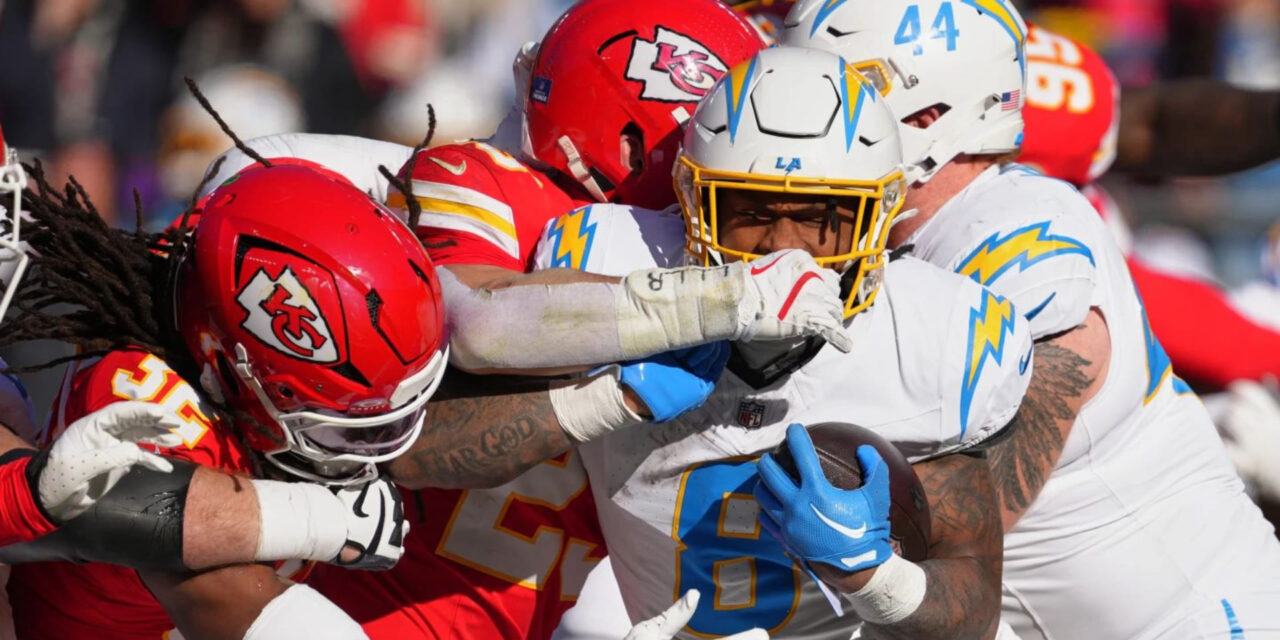 Mahomes se lesionó al final del partido y los Chargers eliminaron a los Chiefs de la contienda por los playoffs con una victoria de 16-13.