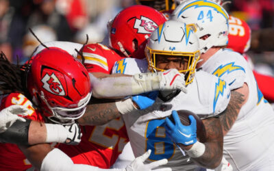 Mahomes se lesionó al final del partido y los Chargers eliminaron a los Chiefs de la contienda por los playoffs con una victoria de 16-13.
