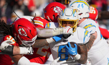Mahomes se lesionó al final del partido y los Chargers eliminaron a los Chiefs de la contienda por los playoffs con una victoria de 16-13.
