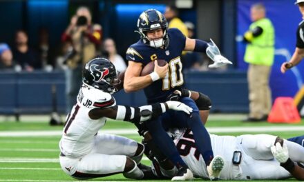 Texans aseguran 3er pasaje consecutivo a playoffs con victoria de 20-16 sobre Chargers