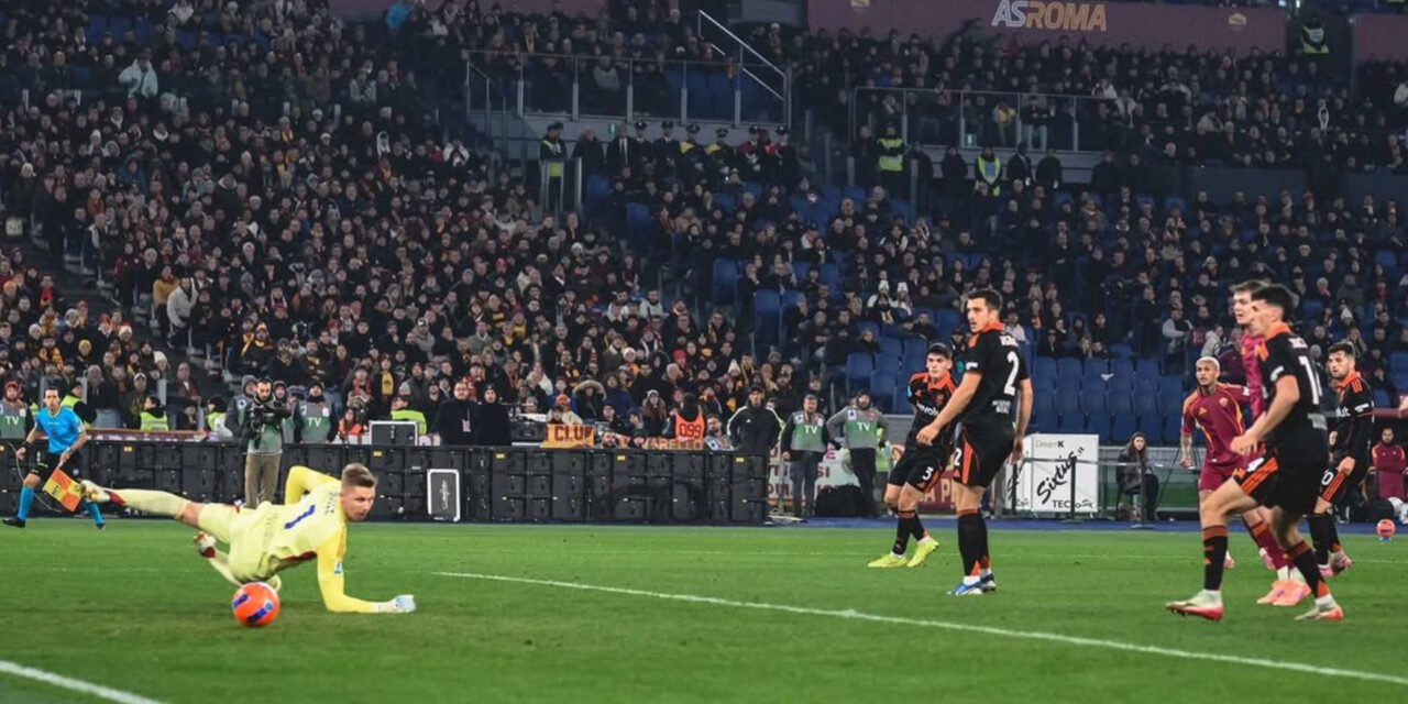 Roma vence a Como y aprieta la lucha por el título de la Serie A