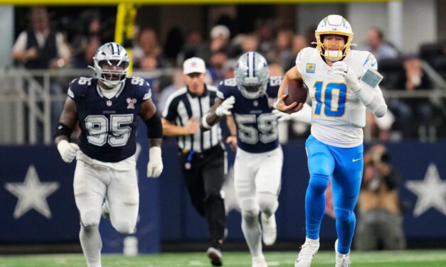Justin Herbert impulsa a los Chargers hacia los playoffs con victoria 34-17 sobre Cowboys