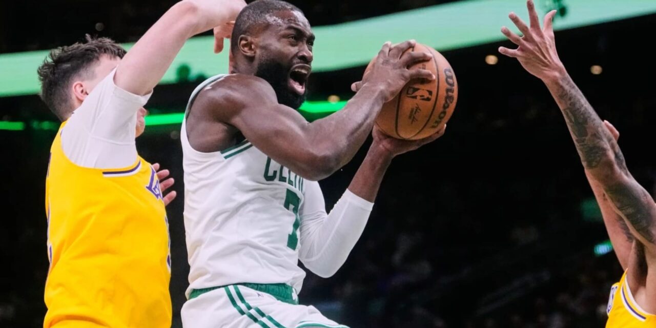 Brown anota 30 puntos y los Celtics ganan 126-105 a los Lakers, sin James ni Doncic