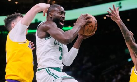 Brown anota 30 puntos y los Celtics ganan 126-105 a los Lakers, sin James ni Doncic