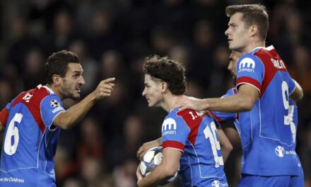 El Atlético resurge y sufre en Eindhoven