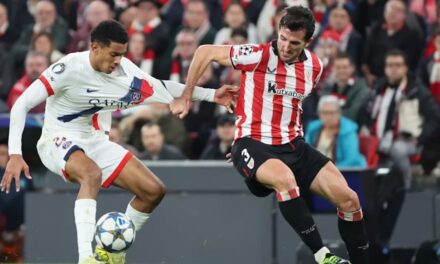 Unai Simon mantiene a flote la esperanza del Athletic