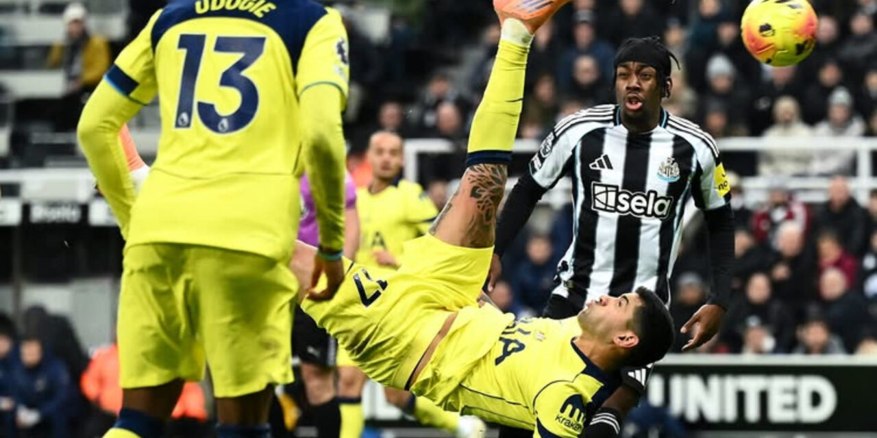 El ‘Cuti’ Romero, de chilena, salva al Tottenham