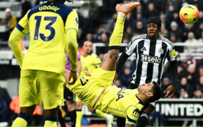 El ‘Cuti’ Romero, de chilena, salva al Tottenham