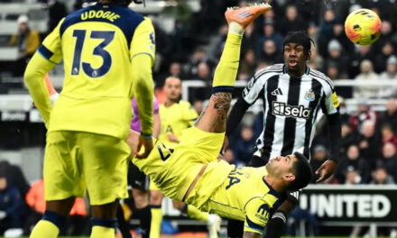 El ‘Cuti’ Romero, de chilena, salva al Tottenham