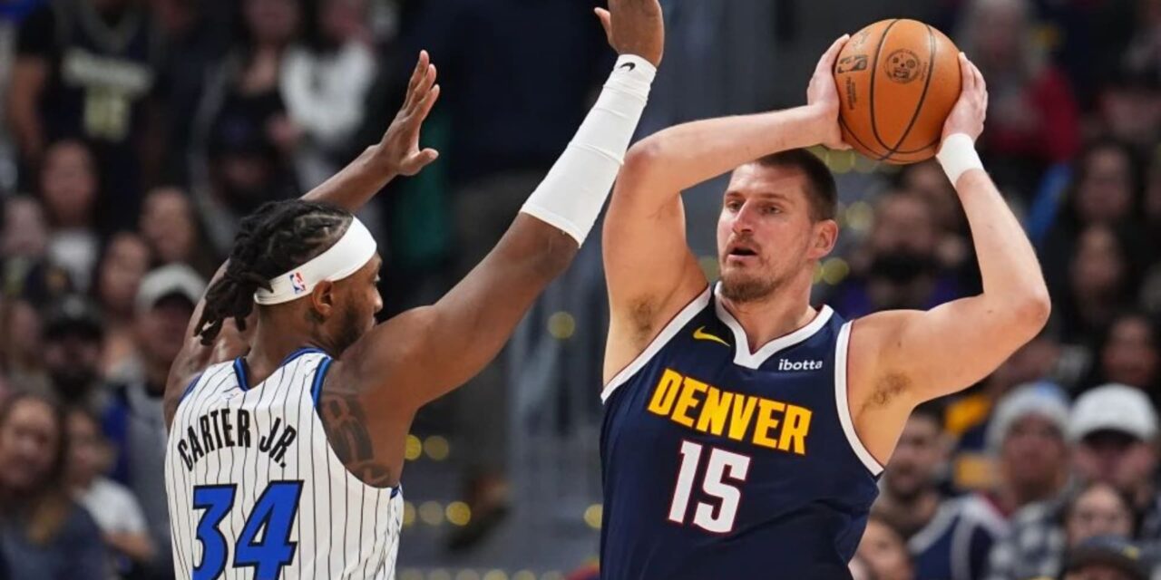 Jokic establece récord de asistencias para un pívot y Nuggets derrotan 126-115 a Magic